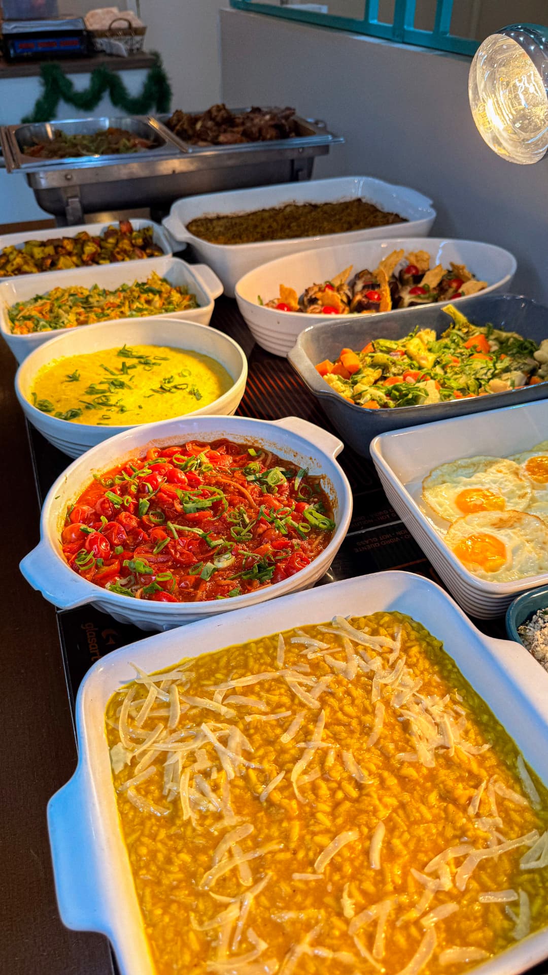 Prato montado com itens do buffet da Santé